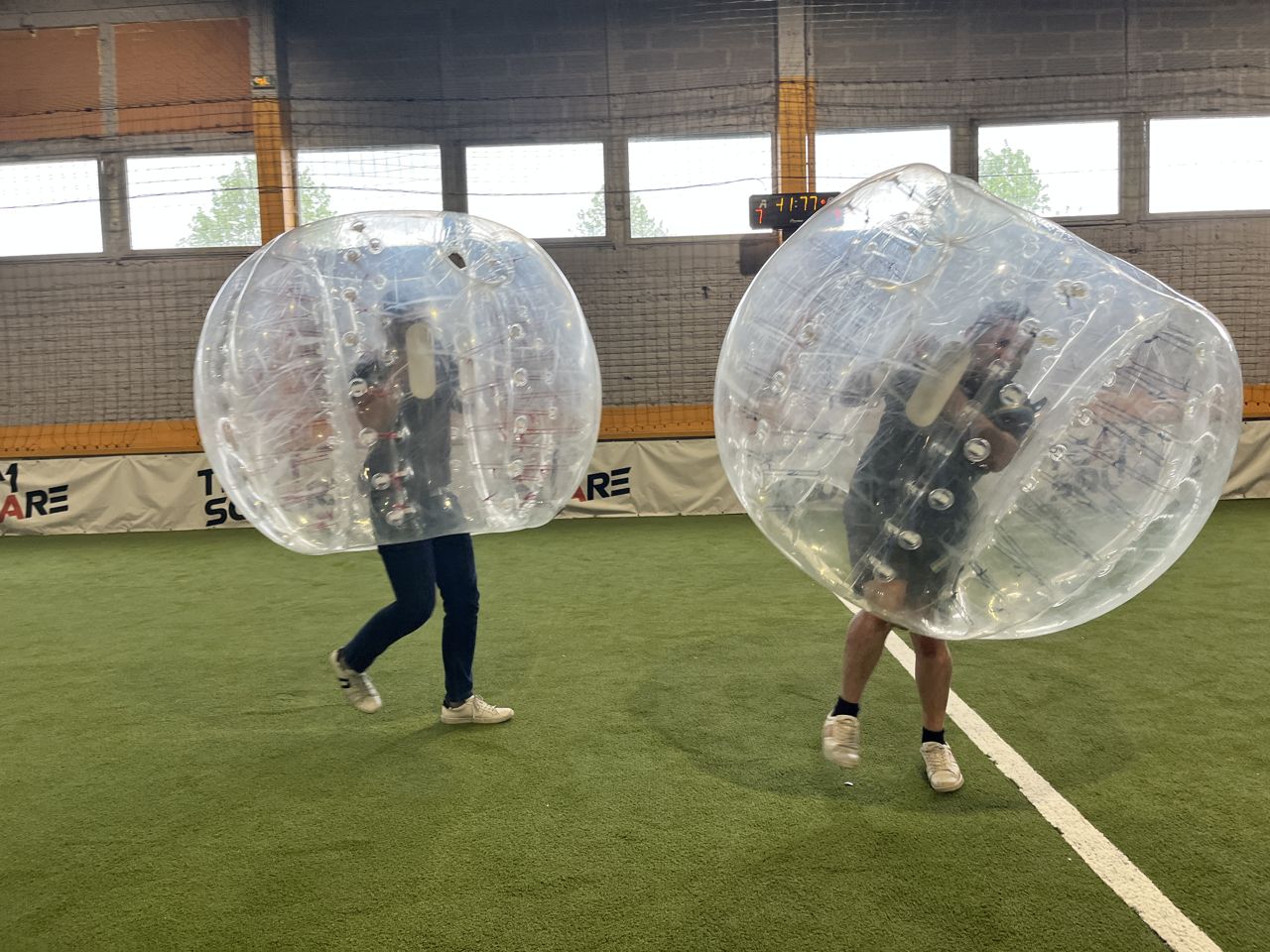 Deux joueurs de Bubble Foot chez Team Square